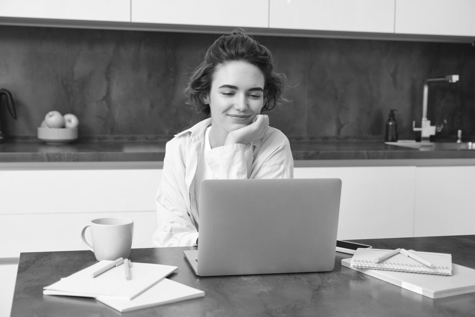 Espacio de trabajo con documentos financieros y herramientas digitales para gestión empresarial
