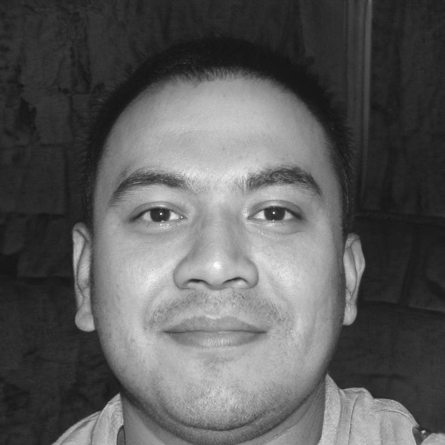 Retrato profesional de instructor especializado en finanzas empresariales
